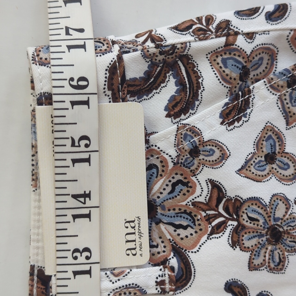 NWT a.n.a. Floral Mid-Rise Shortie Shorts 10 Brown Blue Beige Pockets - Picture 9 of 13